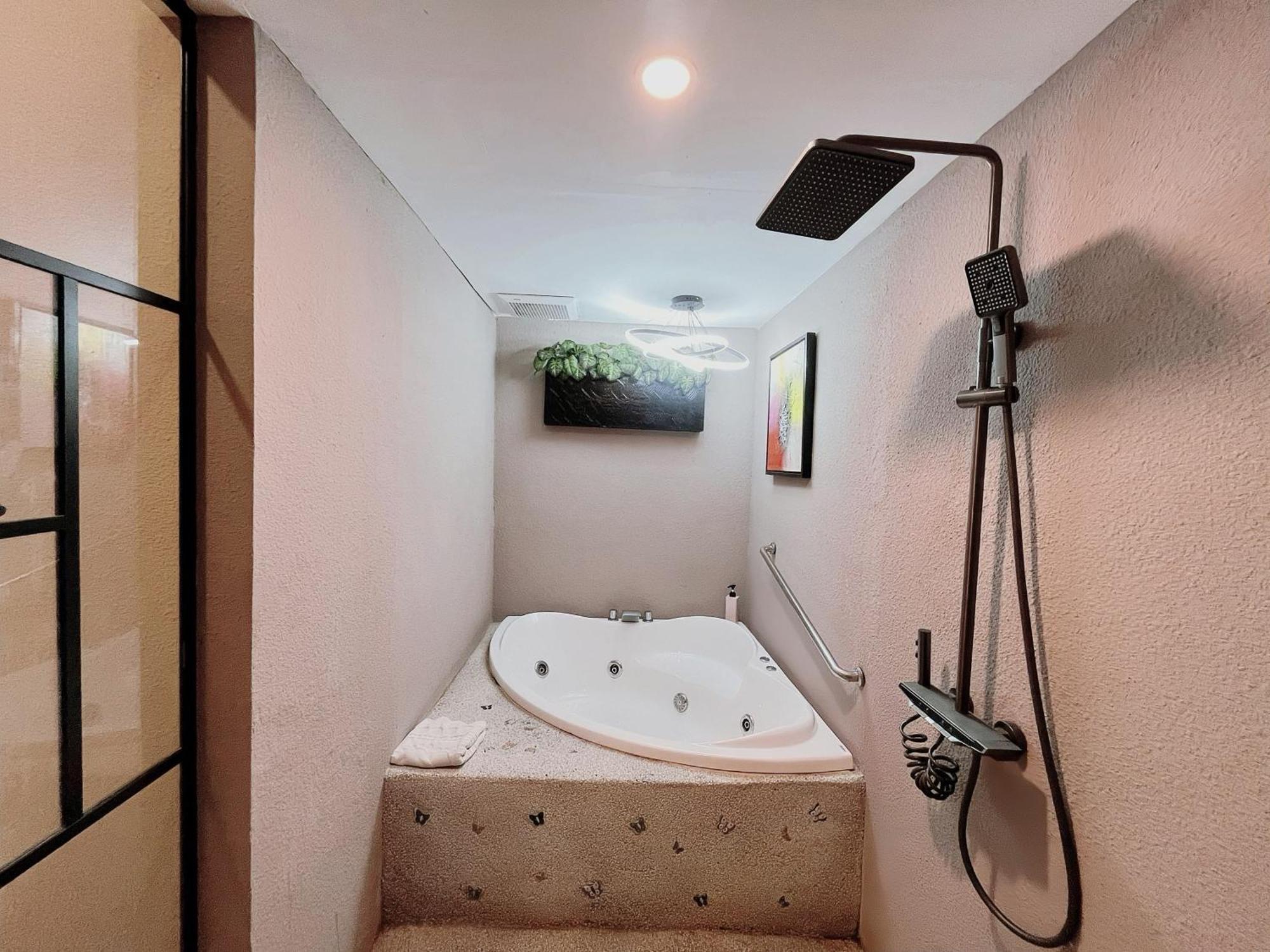 King Room Jacuzzi